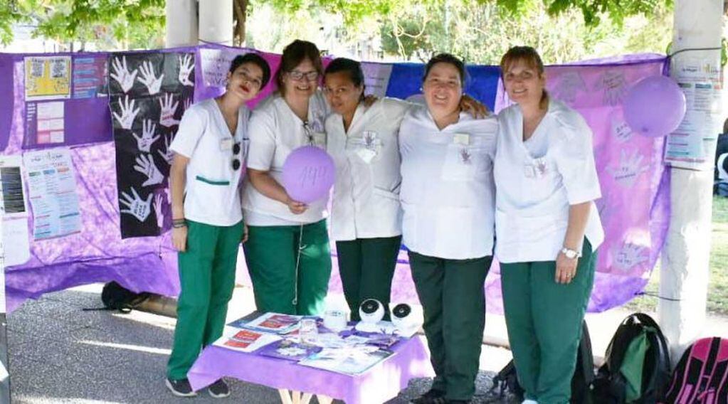 Estudiantes de Enfermería en la Plaza San Martín (Plan B Noticias)