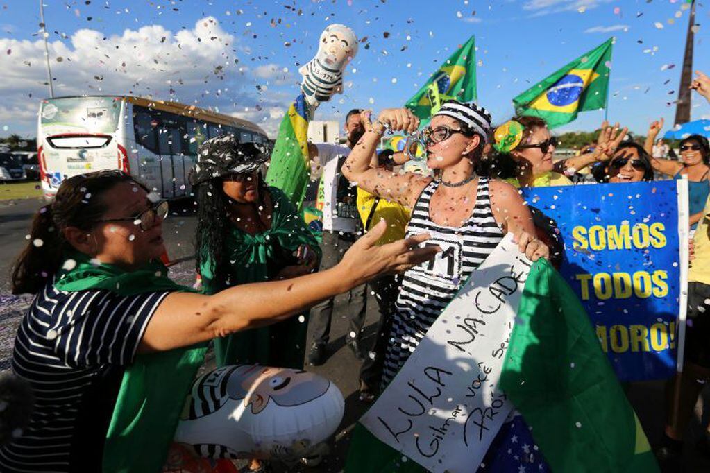 BRA10. BRASILIA (BRASIL), 24/01/2018.- Detractores del expresidente brasileño Luiz Inácio Lula da Silva celebran la decisión que ratifica la condena a Lula hoy, miércoles 24 de enero de 2018, en Brasilia (Brasil). La Justicia brasileña ratificó hoy la condena por corrupción pasiva y lavado de dinero contra el expresidente Luiz Inácio Lula da Silva (2003-2010) en una causa relacionada con el escándalo por los desvíos en la petrolera estatal Petrobras. EFE/Joédson Alves