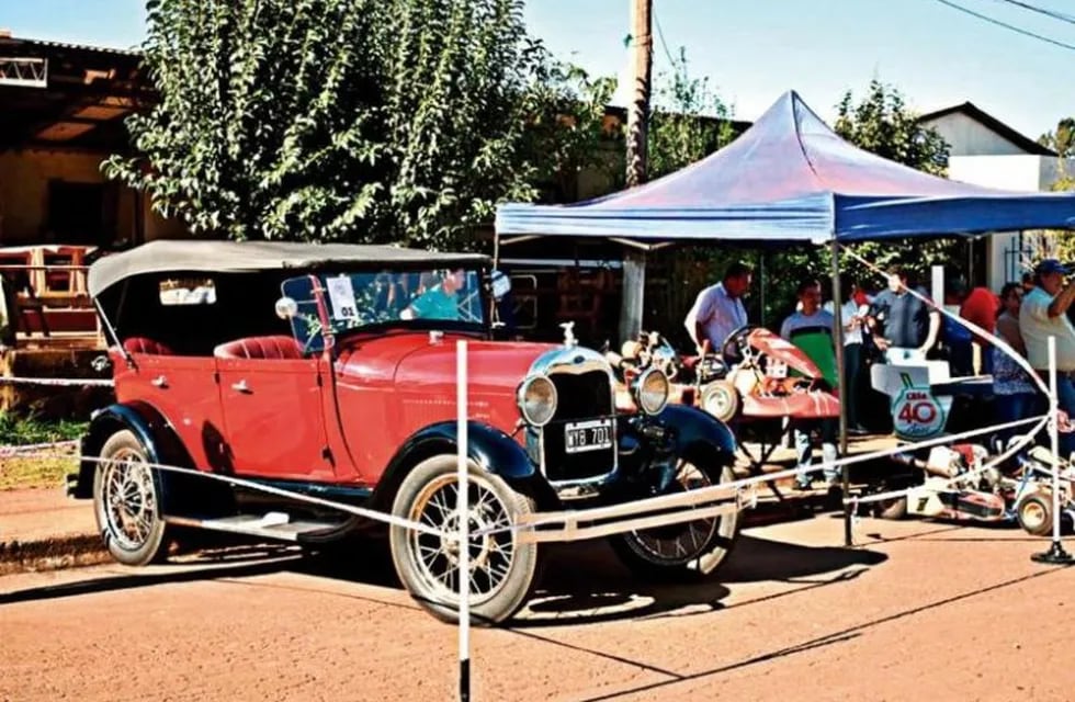Se realiza una exposición de autos antiguos en San Pedro