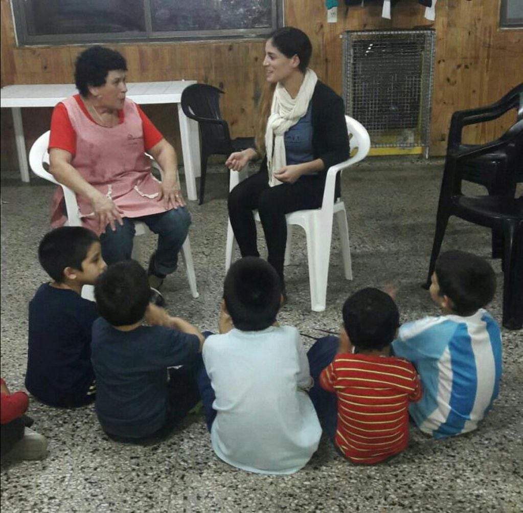 Romina vuelve siempre al hogar Máximo Gil a visitar a los niños que comparten la misma historia que ella.