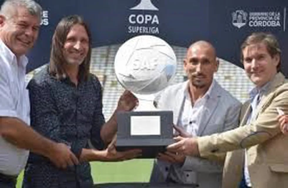 Olave y el Cholo Guiñazú, en la presentación de la Copa de la Superliga. El Juanca llenó de elogios al ex Talleres.