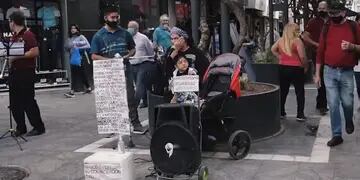 El emotivo gesto de la Banda de la Policía con una cantante de la peatonal