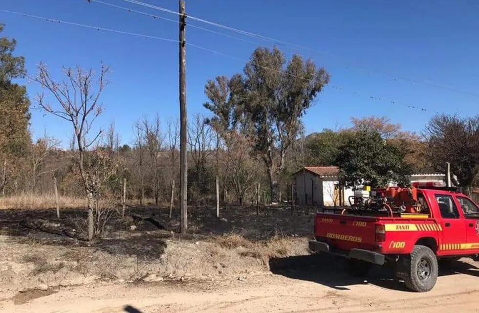 Incendio en un terreno de Tanti. (Foto: Diario La Roca).