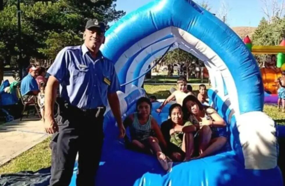 El policía de Neuquén junto a los niños en la tarde del viernes.