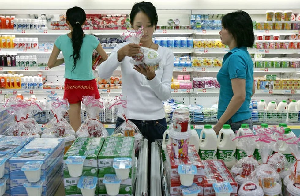 Jóvenes consumen queso y lacteos en china.