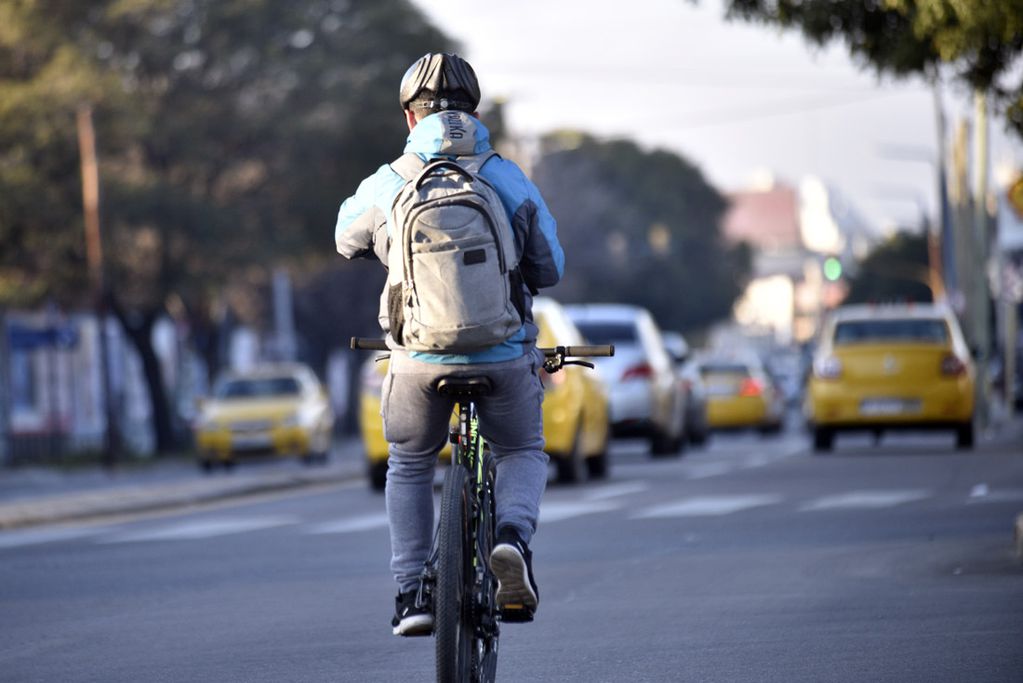 Paro de transporte en la ciudad de Córdoba. gente en bicicletas, paradas de colectivos vacias.
 (Ramiro Pereyra)