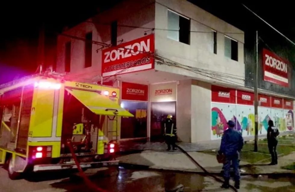 Un incendio destruyó un reconocido supermercado de Resistencia. (Foto: Diario Norte)