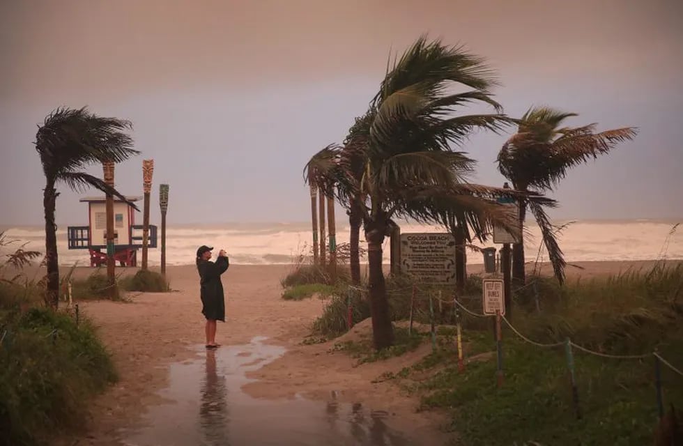 El huracán Dorian avanza hacia Florida tras su devastador paso en las Bahamas. (AFP)