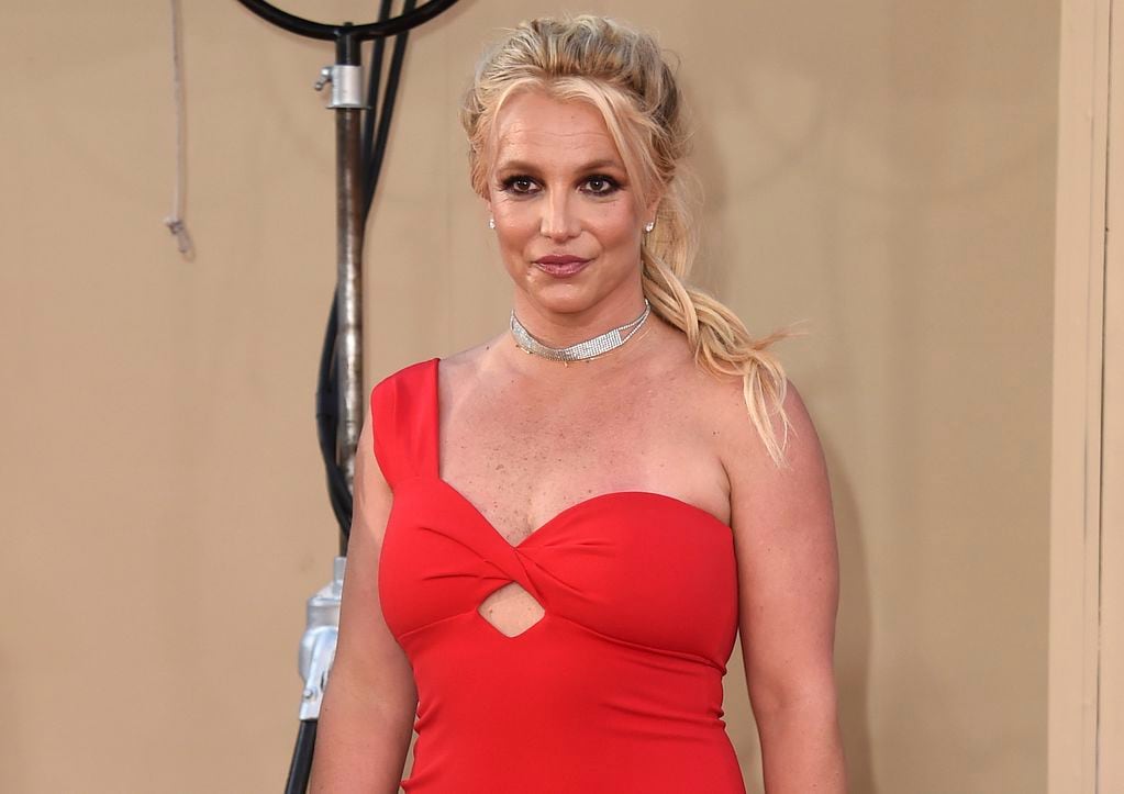 ARCHIVO - Britney Spears llega al estreno en Los Angeles de  "Once Upon a Time in Hollywood" el 22 de julio de 2019. El libro de memorias de Spears "The Woman in Me" ha vendido más de 1 millón de ejemplares. (Foto Jordan Strauss/Invision/AP, archivo)