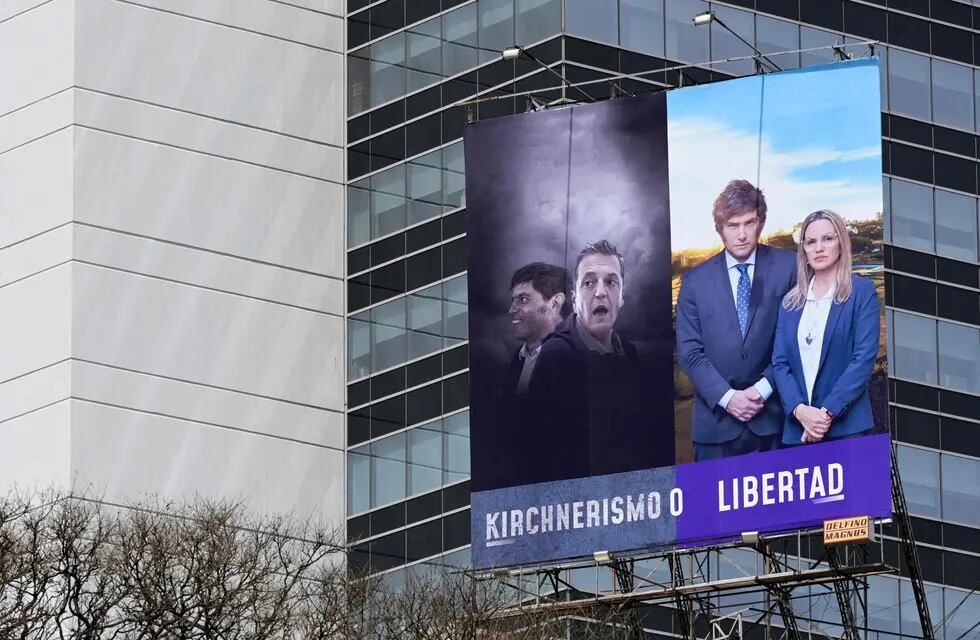"Kirchnerismo o Libertad", la campaña de vía pública del candidato Javier Milei, en Buenos Aires.