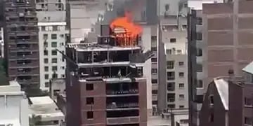 Córdoba: incendio en el terraza de un edificio en obra en calle Dean Funes