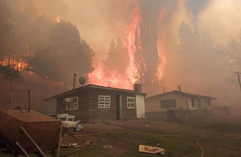 Las llamas avanzan sin control en Chubut (Bariloche2000).