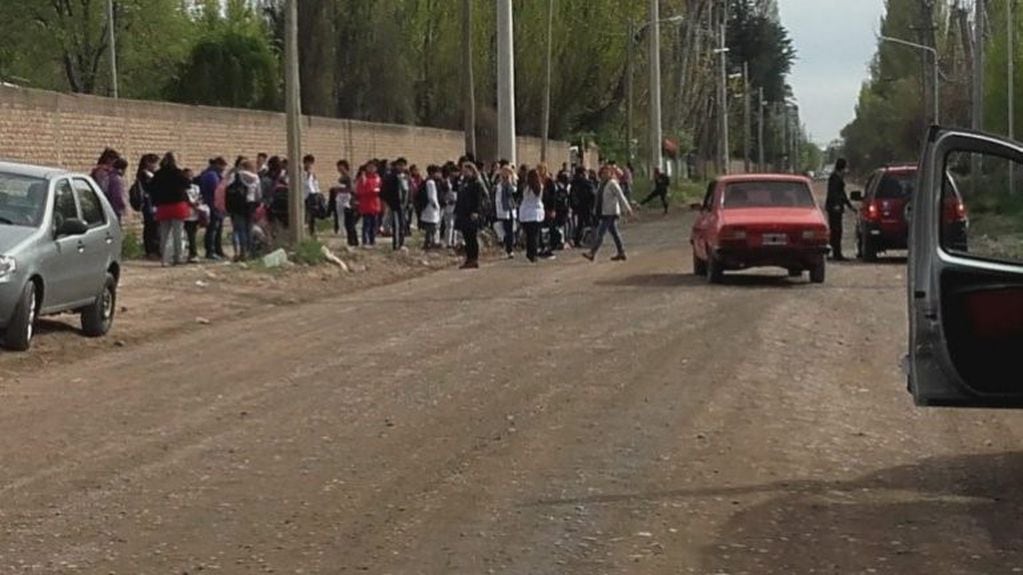 Los alumnos evacuados (crédito: Juan Carlos Díaz)