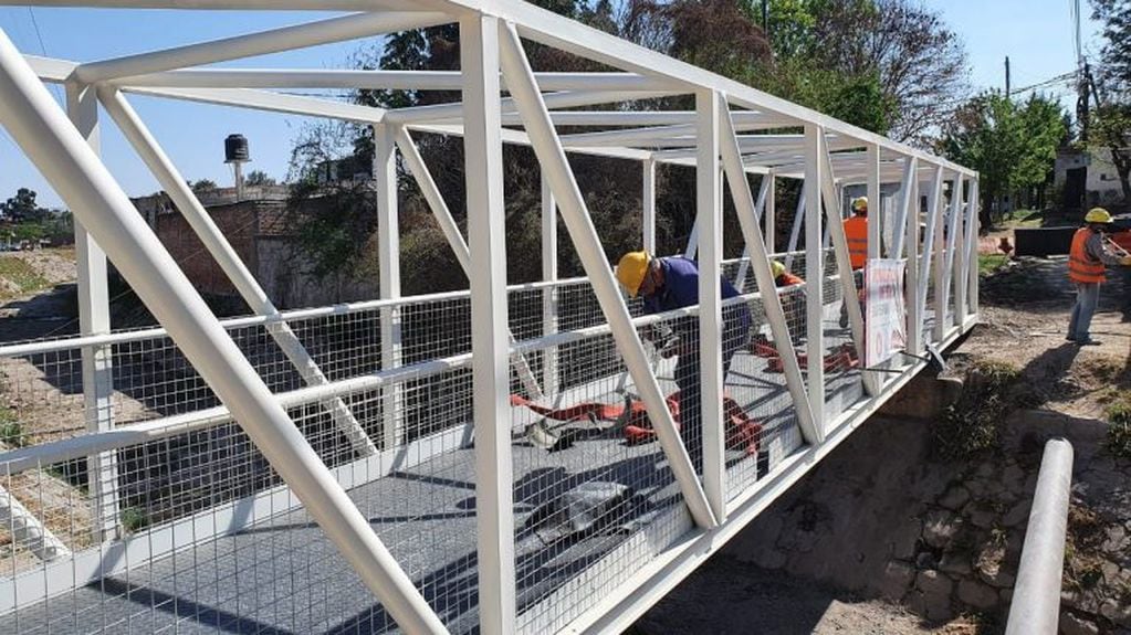 Avanza la obra del puente peatonal de villa Luján (Municipalidad de Salta)