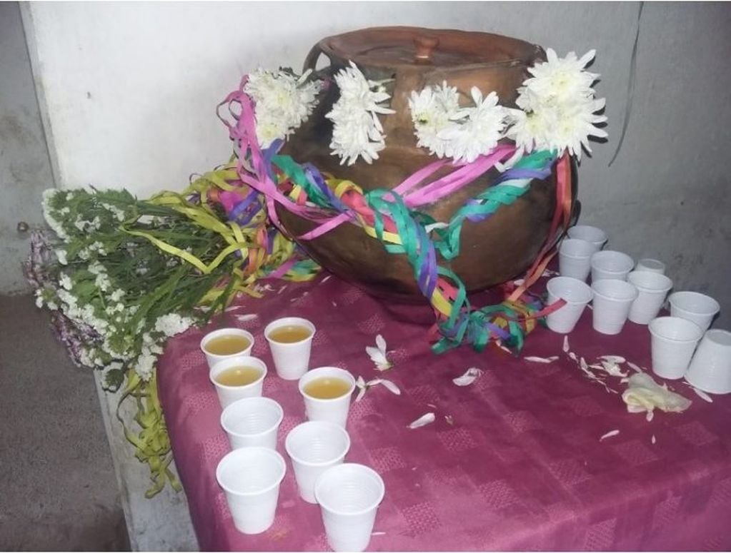La "vacuna" -fresca chicha de maíz- con la que recibieron a los visitantes en el festejo en Guerrero.
