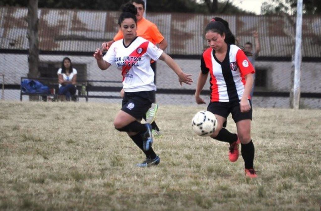 El Seleccionado Femenino de la Liga Regional Obereña de Fútbol se midió con Ex Alumnos 185 para elegir las jugadores definitivas. (Meridiano 55)