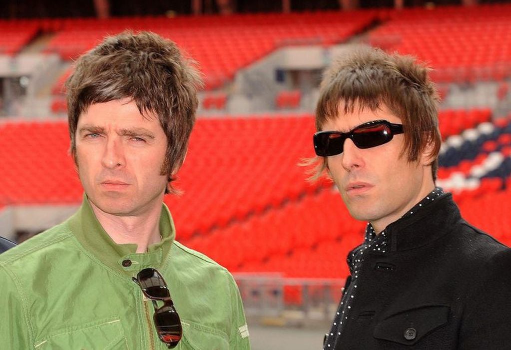 Noel junto a su hermano Liam Gallagher, ambos fueron miembros de la banda (Foto: DPA)