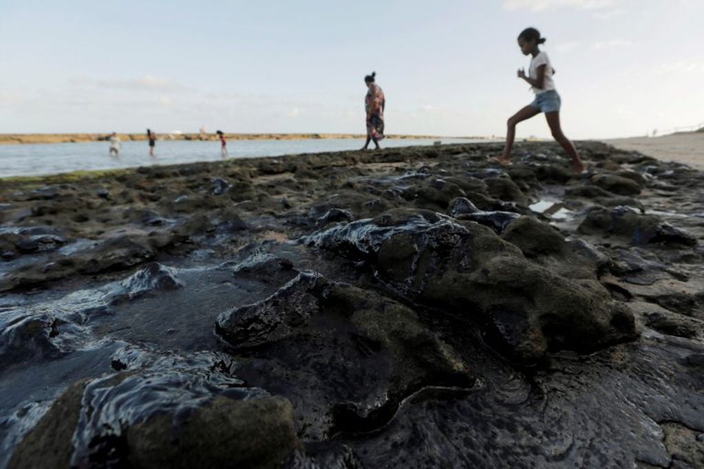 Se observa un derrame de petróleo en la playa de Pontal do Coruripe en Coruripe, estado de Alagoas, Brasil, 8 de octubre de 2019. Crédito: REUTERS / Alisson Frazao.