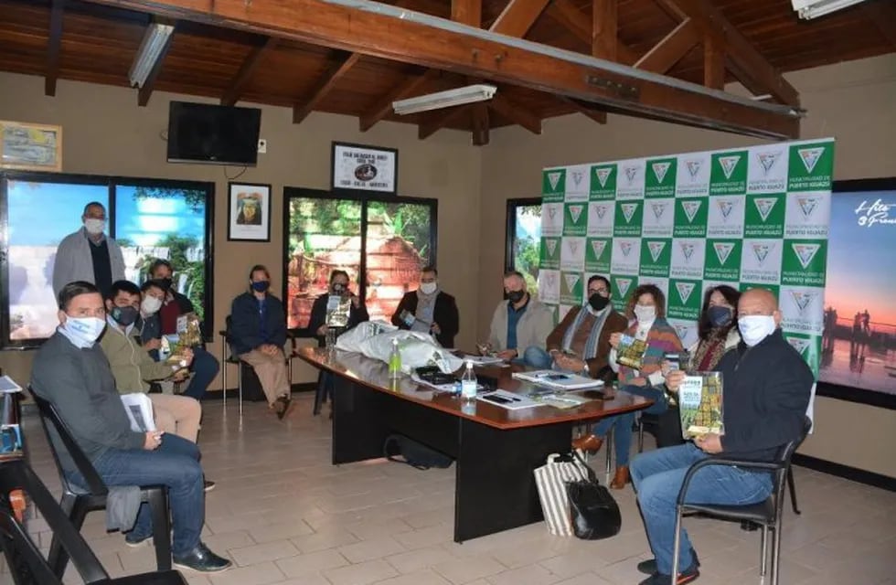 Ferreira y el intendente Filippa encabezaron la reunión en Iguazú.