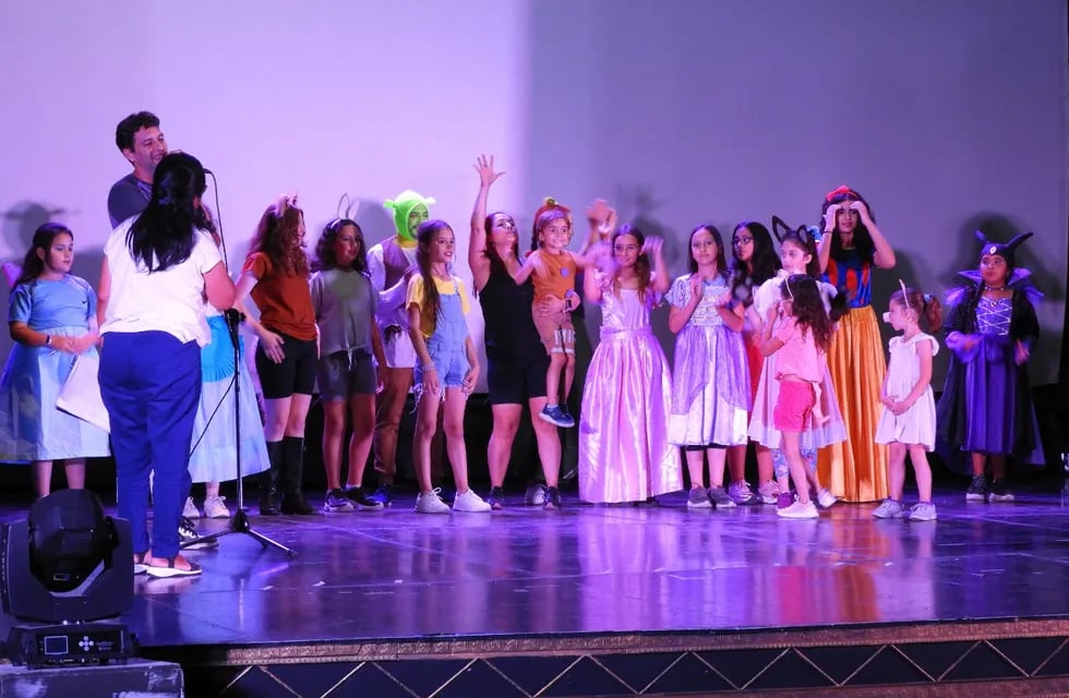 A sala llena en el Teatro Colón se realizó el cierre de los talleres de Cultura.