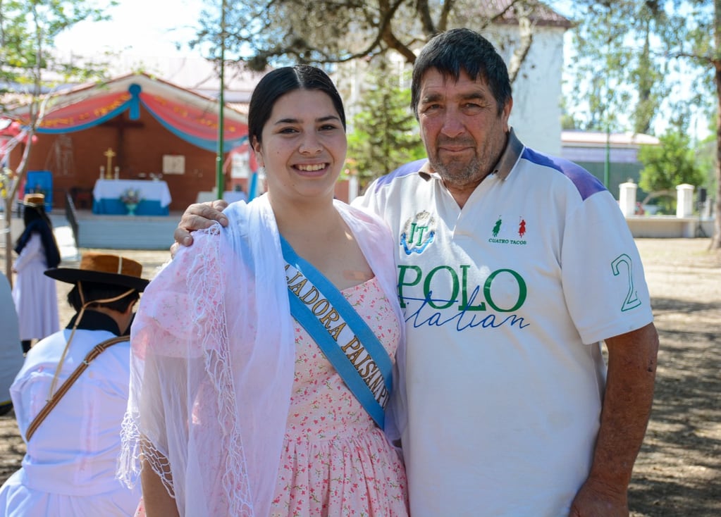 Rocío Soledad Ordoñez (21), Paisana Provincial de San Luis, junto a su padre, inspirador de su amor por las tradiciones.