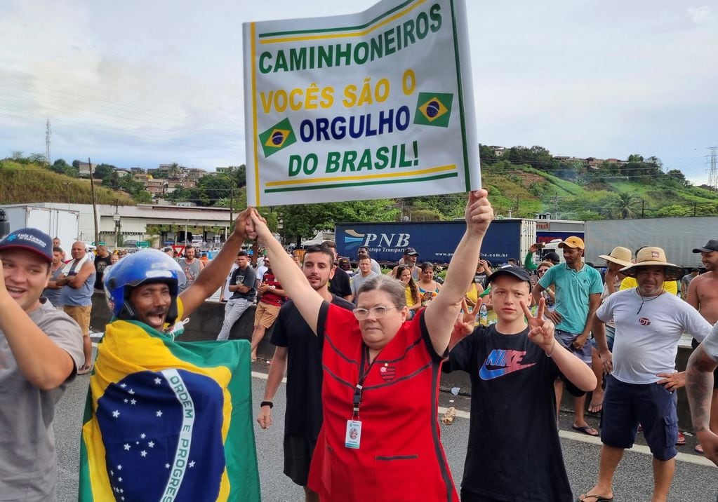 Brasil. Manifestantes cortaron rutas tras la derrota de Jair Bolsonaro.
