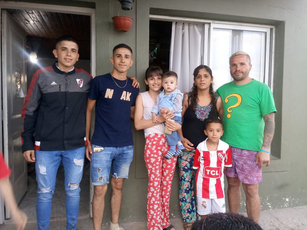 La Familia Rodríguez; Juan, Ailen con Tomas en brazos, Celeste, Bautista y Sergio.