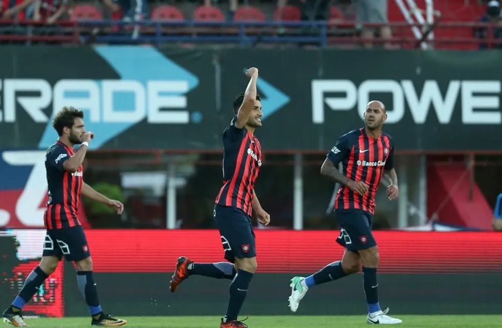 San Lorenzo recibe a Atlético Tucumán en un partido adelantado de la Superliga (19.15-Fox Sports Premium)