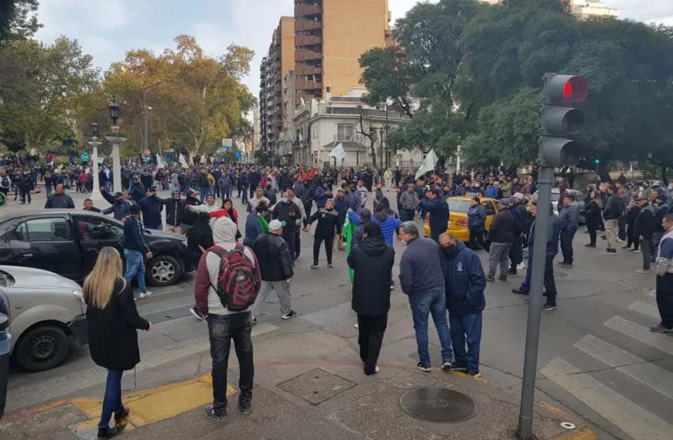 El Suoem protesta frente a la Municipalidad de Córdoba.