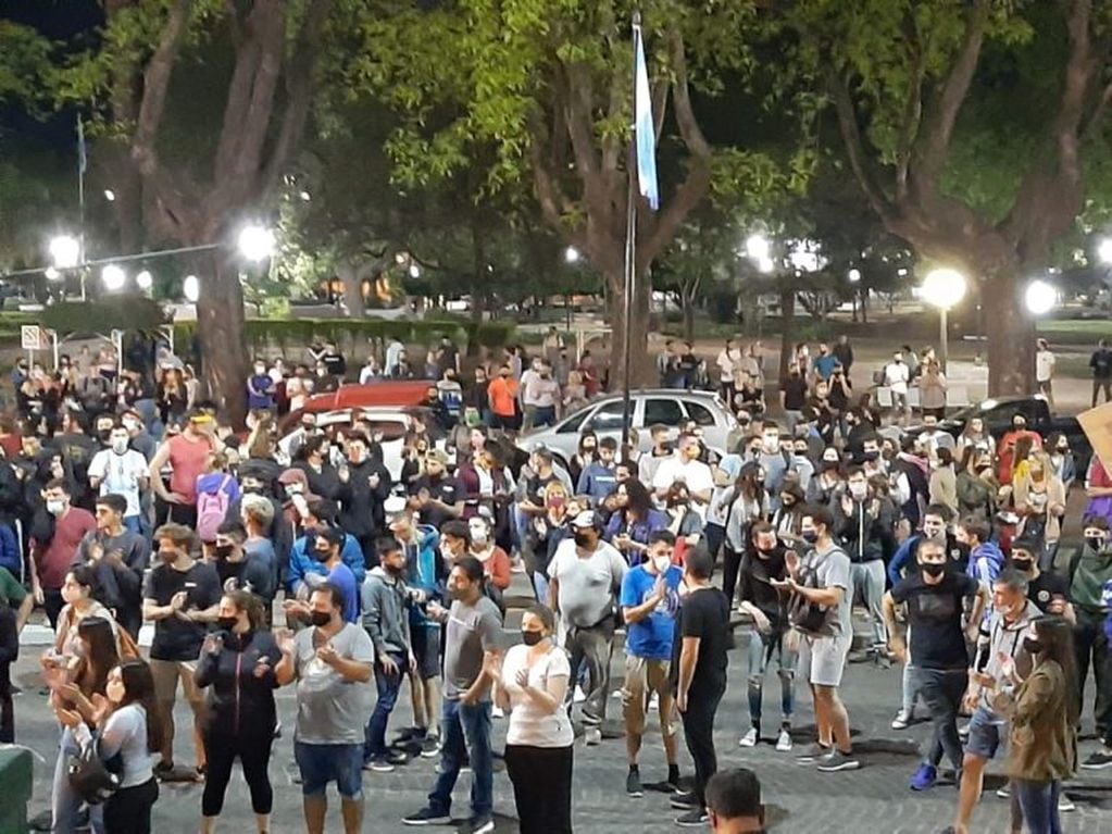 Manifestación en Rafaela frente a la Municipalidad. Rompieron vidrios de la fachada del Palacio