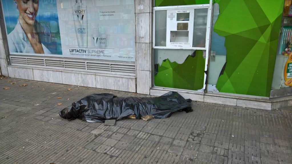 El cadáver fue hallado en la esquina de Córdoba y Santiago.