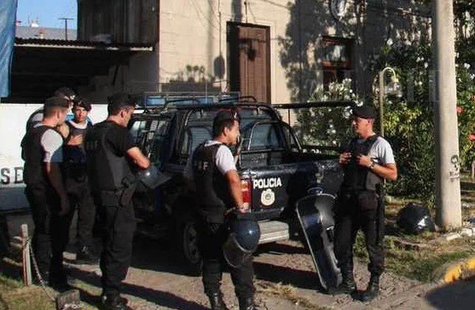 Cuatro policías fueron los que terminaron detenidos sorprendidos dentro de una casa en Santa Fe. (El Litoral)