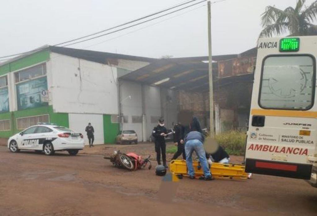 Accidente vial entre automóvil y motocicleta dejó como saldo a un herido.