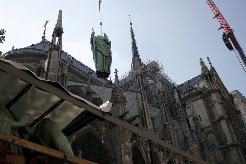 Una estatua es removida durante los últimos trabajos de restauración llevados a cabo en la catedral de Notre Dame (Foto:  REUTERS/Philippe Wojazer)