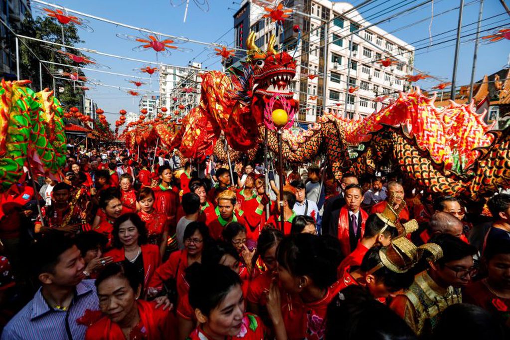Miles de birmanos participan en las celebraciones del Festival de Primavera o Año Nuevo Lunar chino, en el barrio de Chinatown en Rangún, Birmania