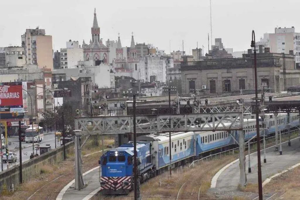 Tren nuevo, vías históricas. Hasta Rosario, el viaje sigue siendo  a bajísima velocidad por el mal estado de las vías. (Raimundo Viñuelas)