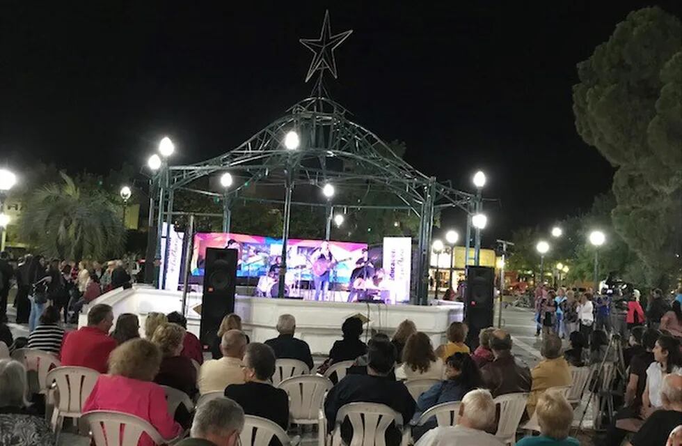 Mucho público se acercó a la Plaza San Martín para disfrutar del espectáculo musical.
