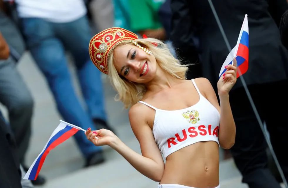 Natalya Nemchinova, la actriz porno que alienta a Rusia en la Copa del Mundo y deslumbra en todos los estadios donde se presenta. REUTERS/Kai Pfaffenbach