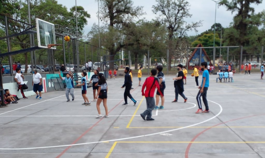 Unos 200 niños y niñas participaron de la penúltima fecha del Torneo Infantil Intercentros en la disciplina básquet.