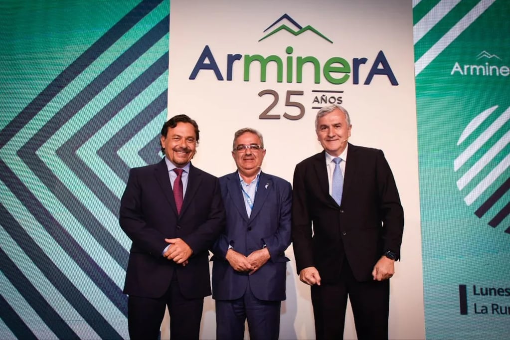 Sáenz, Jalil y Morales, en la 25º Feria Internacional Arminera 2023 que tiene lugar en el predio de la Sociedad Rural Argentina, en el barrio porteño de Palermo.