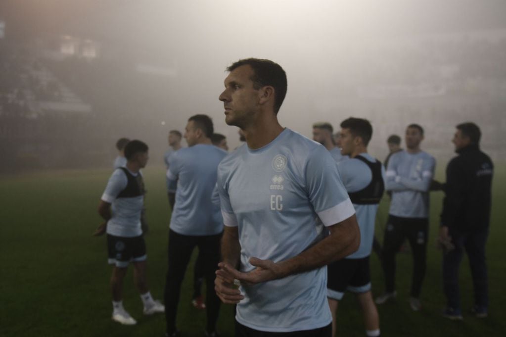 La neblina copó la cancha de Quilmes y no se pudo jugar el partido con Belgrano. (Federico López Claro)