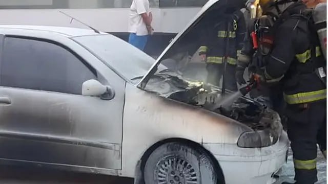 Incendio de un automóvil en Arroyito