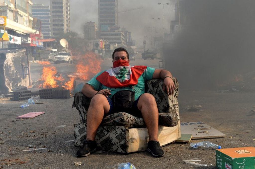 Un manifestante en la calle en Beirut, Líbano (EFE/EPA/WAEL HAMZEH)