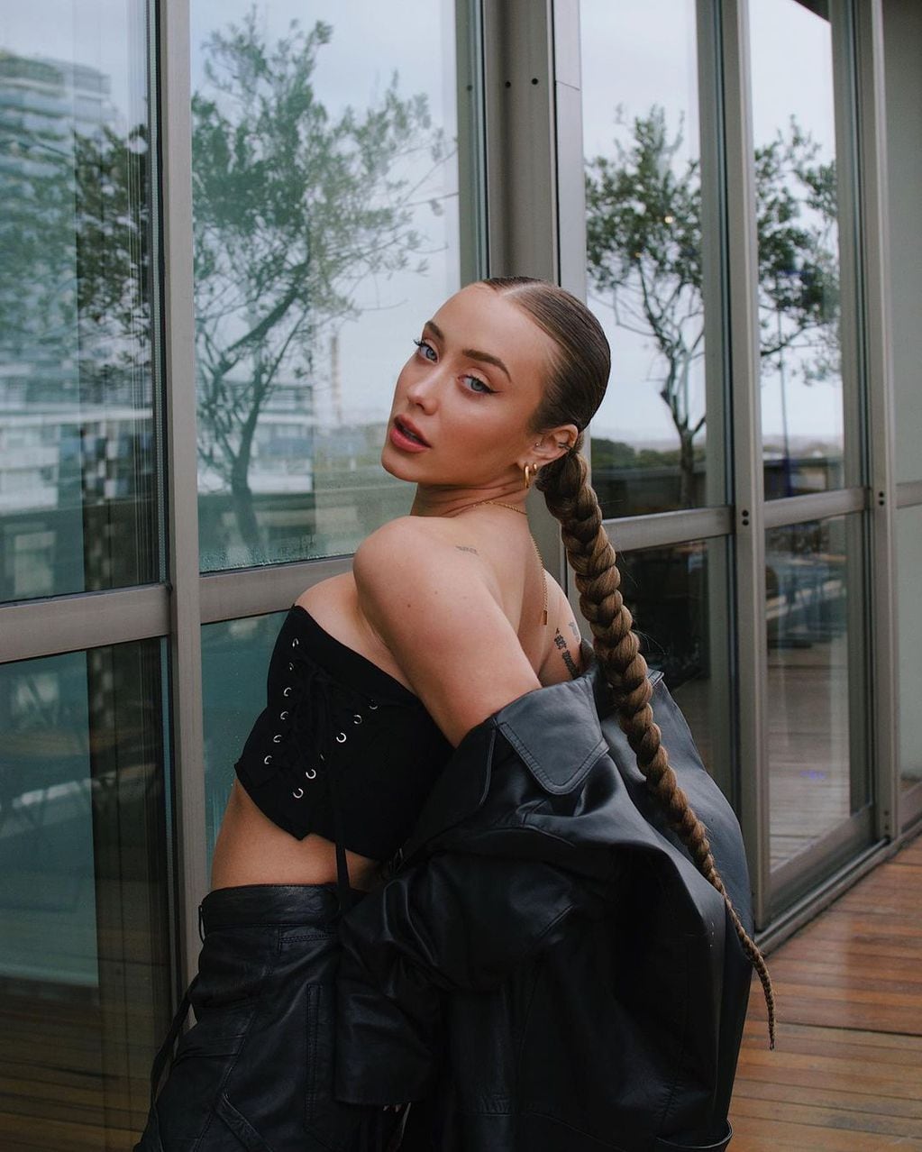 Tuli Acosta posó con un corset negro a través de su cuenta de Instagram.