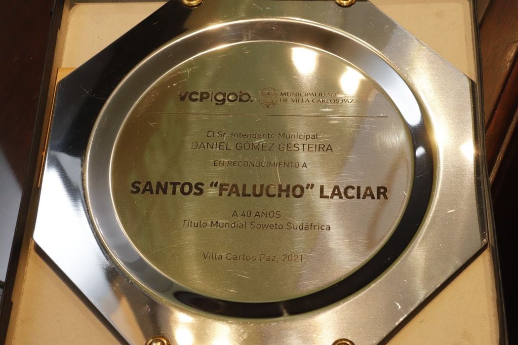 La placa conmemorativa dedicada a Santos "Falucho" Laciar a 40 años de su primer título mundial.