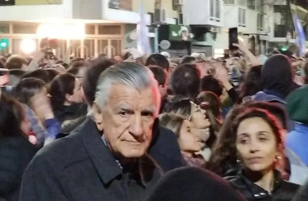 José Luis Gioja estuvo entre la multitud apoyando a Cristina Fernández de Kirchner en su casa de Recoleta.