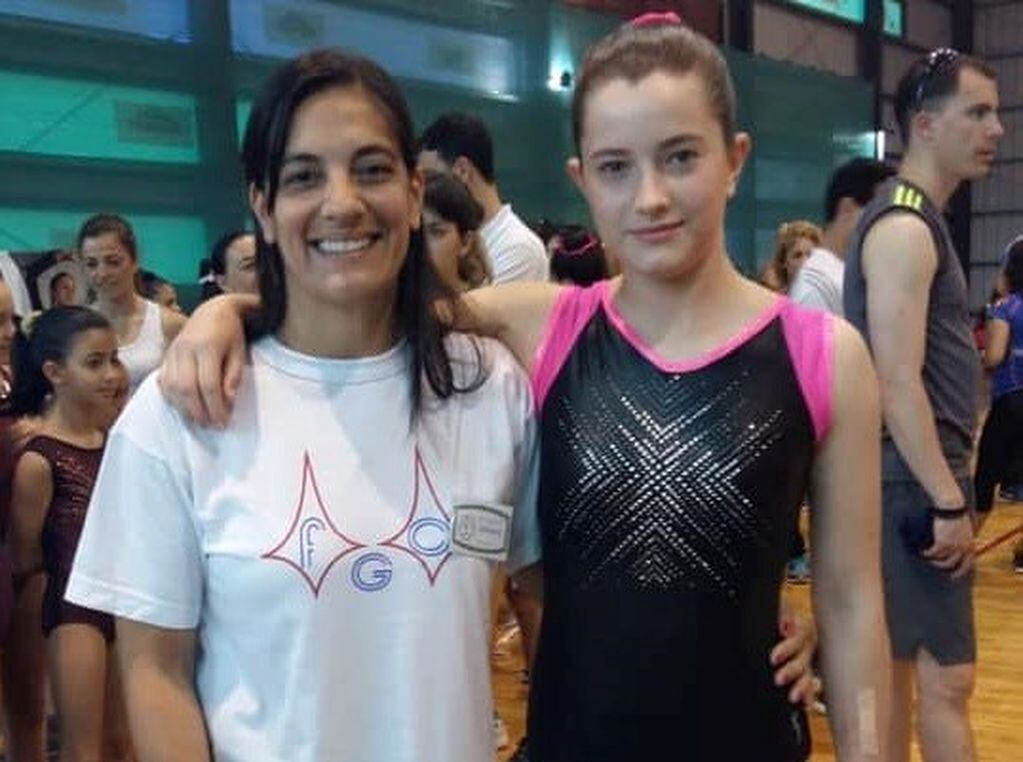 Emilia Bonfigli junto a su entrenadora Romina Peña.