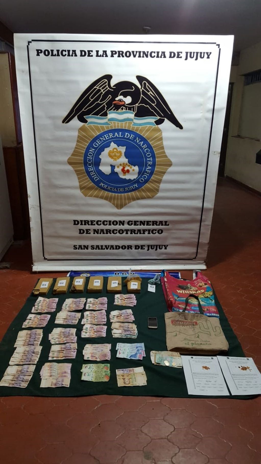 Cuatro kilos de marihuana y dinero en efectivo secuestró la Policía de Jujuy.