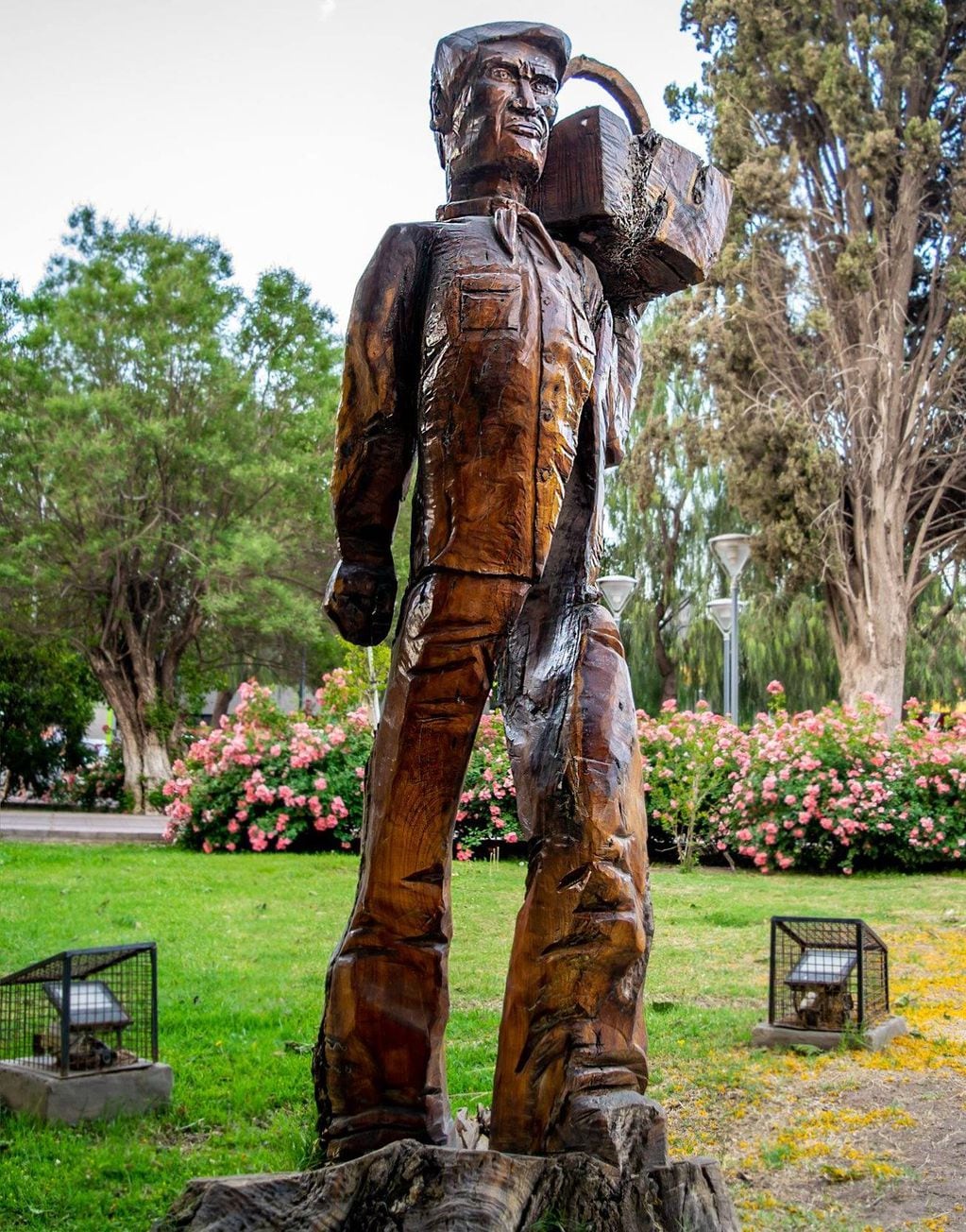 Escultura homenaje al vendimiador por Alejandro Zalazar Correa.