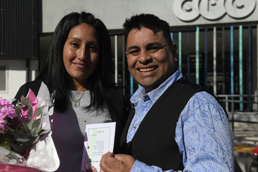 Erica Martínez y Augusto Villagra se casaron un martes 13 en el CPC de Capdevilla.
